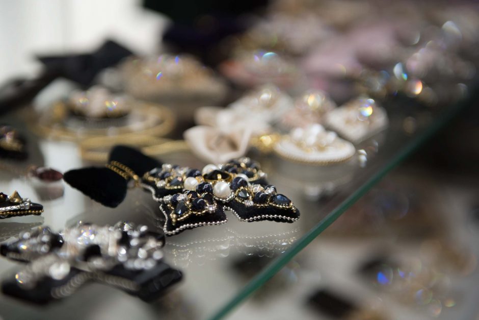 „Swarovski“ kristalų sužavėti: atlikėjas Mino puoš garso kolonėles