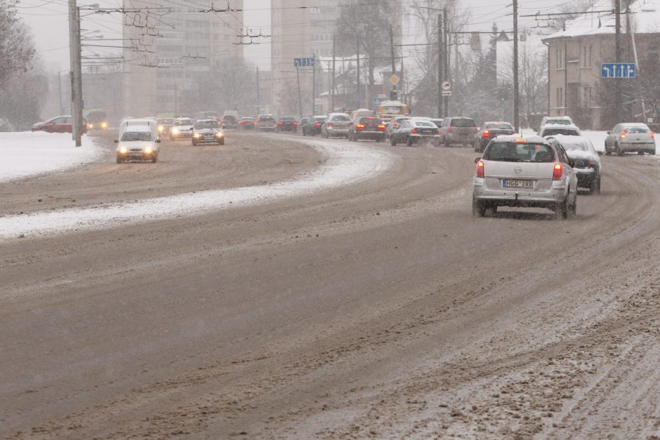 Sniegas vėl jaukia kauniečių gyvenimą