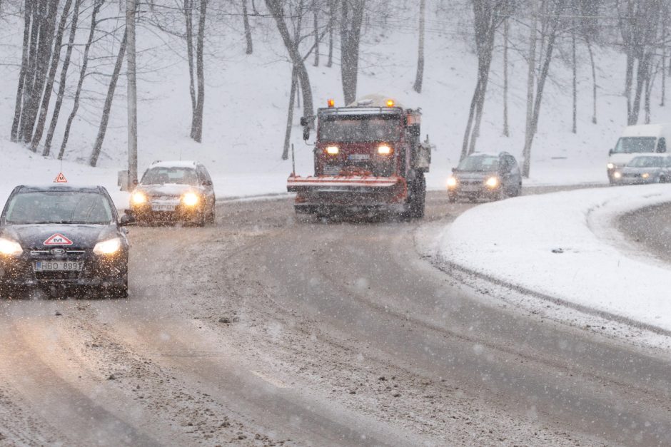 Sniegas vėl jaukia kauniečių gyvenimą