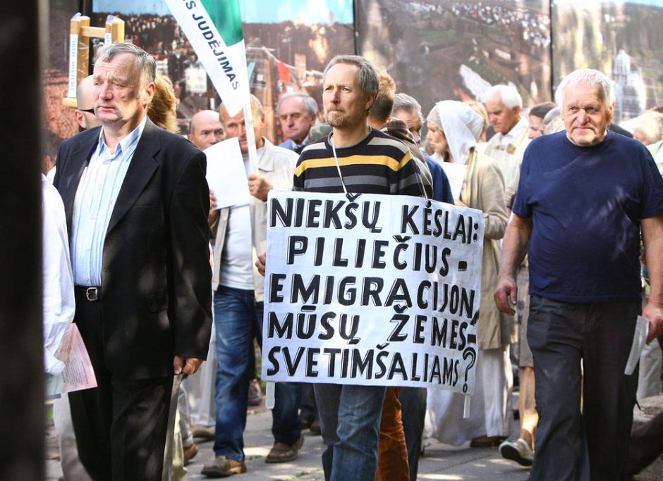 Kaune aidėjo protestai dėl žemės pardavimo užsieniečiams
