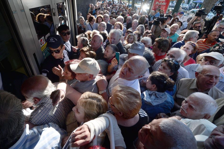 Graikijos bankuose – pensininkų apgultis