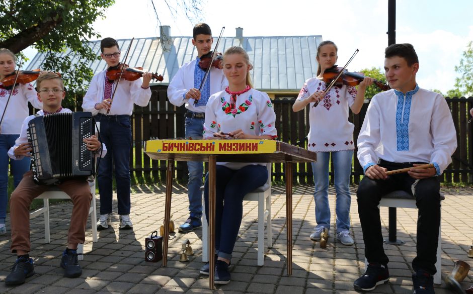 Ukrainiečių vaikai Pypliuose kepė lietuvišką duoną