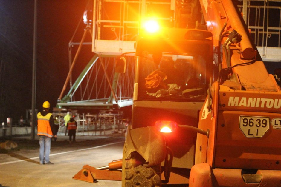 Naktinė viaduko užkėlimo operacija