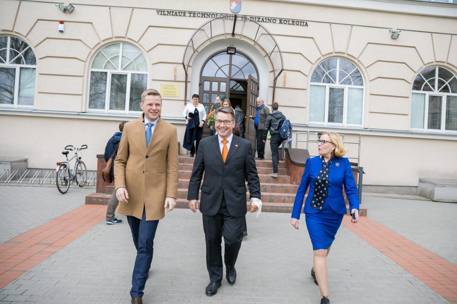 Olandijos gatvė sostinėje papuošta užrašu „Holland straat“