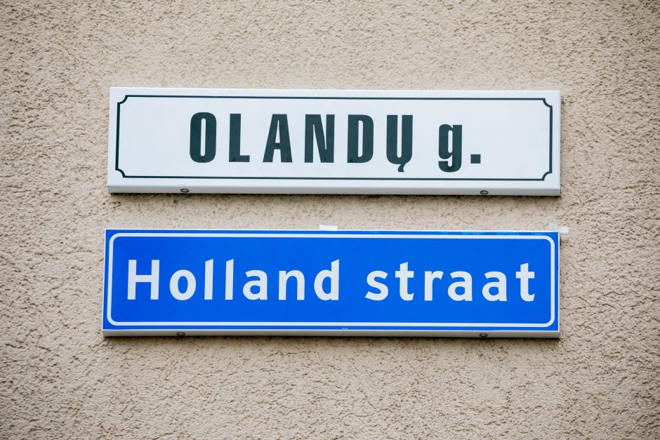 Olandijos gatvė sostinėje papuošta užrašu „Holland straat“