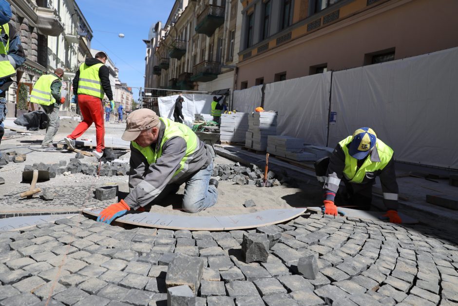 Rekonstruojamoje Vilniaus gatvėje jau klojamos trinkelės