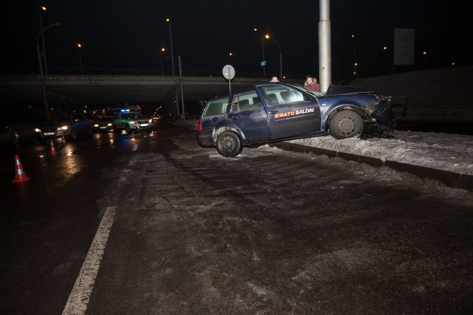 Nuokalnės gatvėje per avariją sužalotas vyras išvežtas į ligoninę