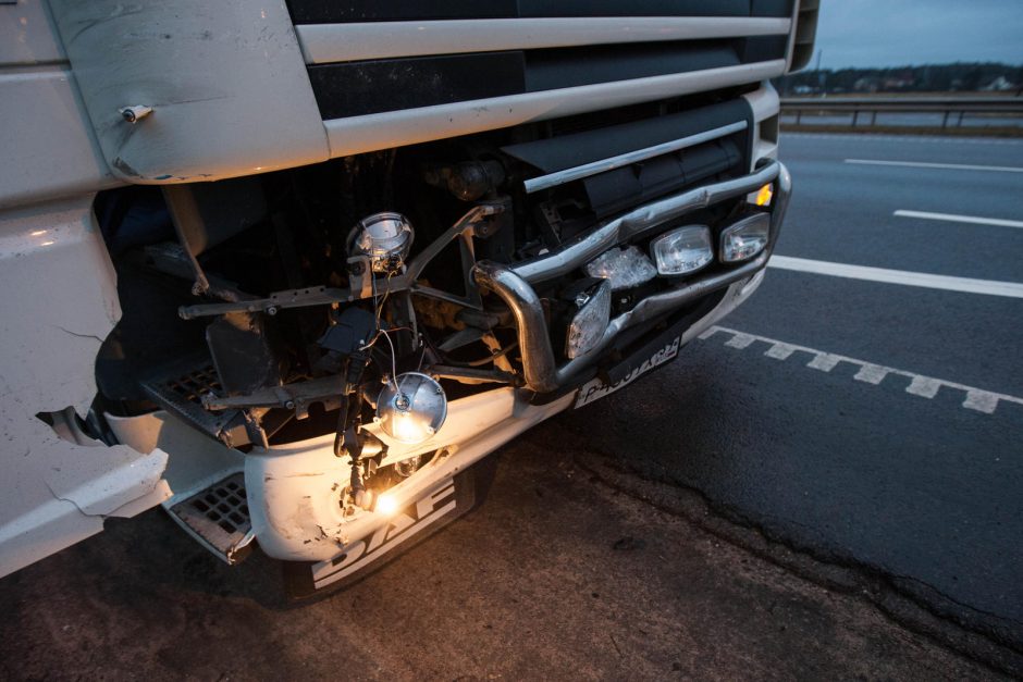 Ties išvažiavimu iš Kauno susidūrė keturi automobiliai ir vilkikas