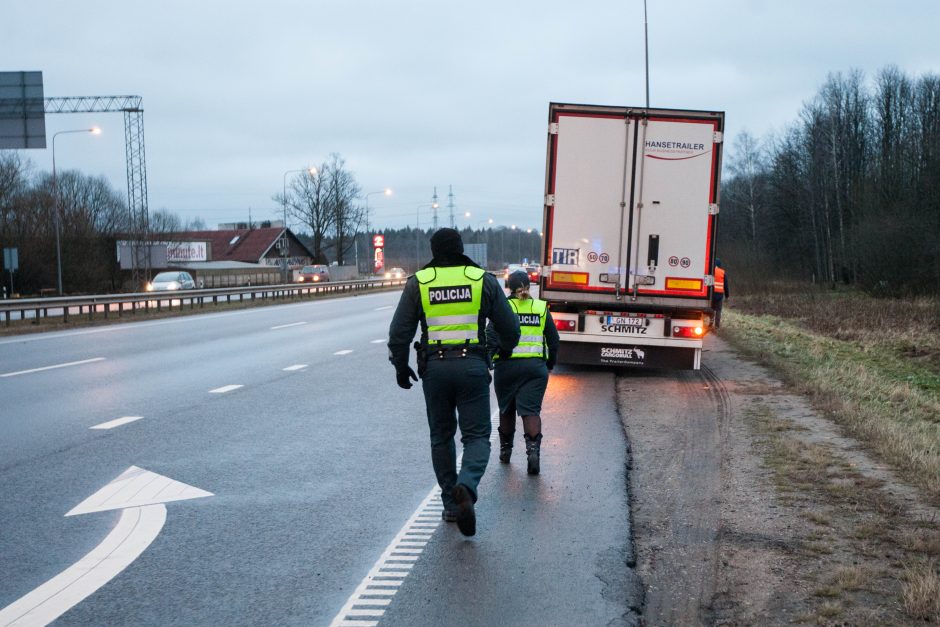 Ties išvažiavimu iš Kauno susidūrė keturi automobiliai ir vilkikas