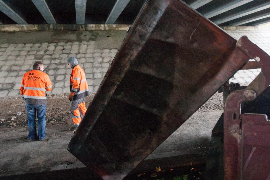 Šilainiuose sunkvežimis kliudė tiltą