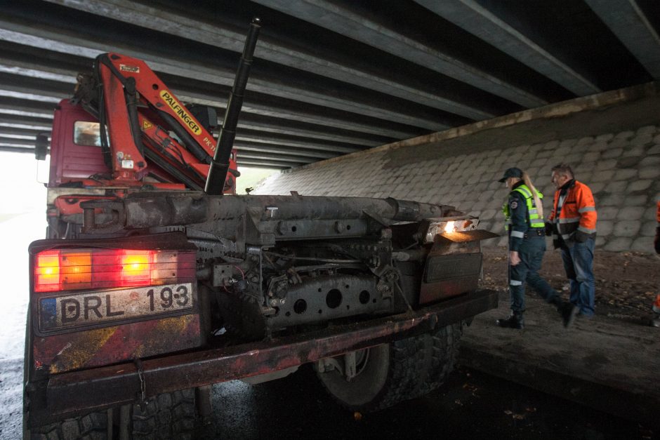 Šilainiuose sunkvežimis kliudė tiltą