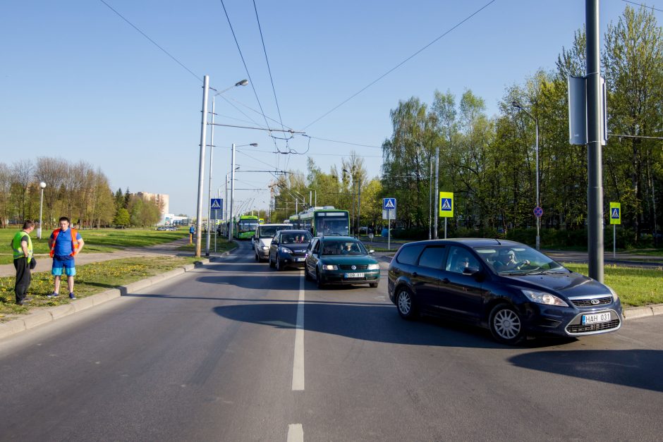 Dėl autobuso ir automobilio avarijos nusidriekė spūstys