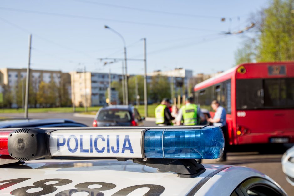 Dėl autobuso ir automobilio avarijos nusidriekė spūstys