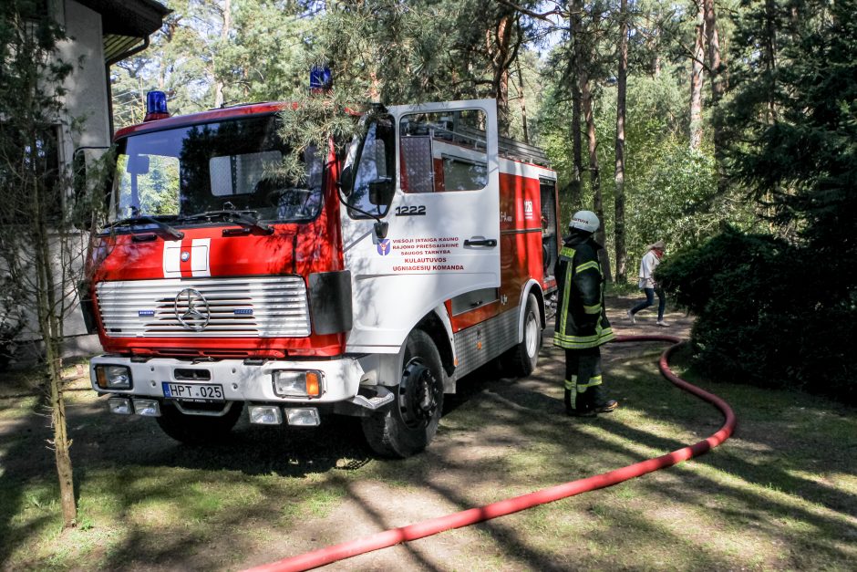 Kulautuvoje degė namas, garažas ir automobilis