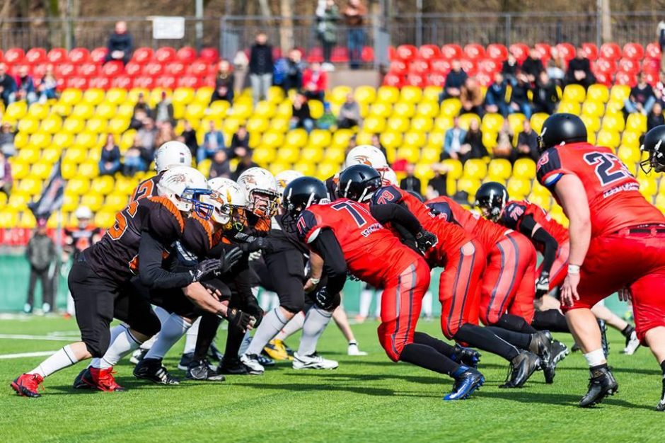 Vilniuje amerikietiško futbolo mačą sutrikdė drąsus nuogalius