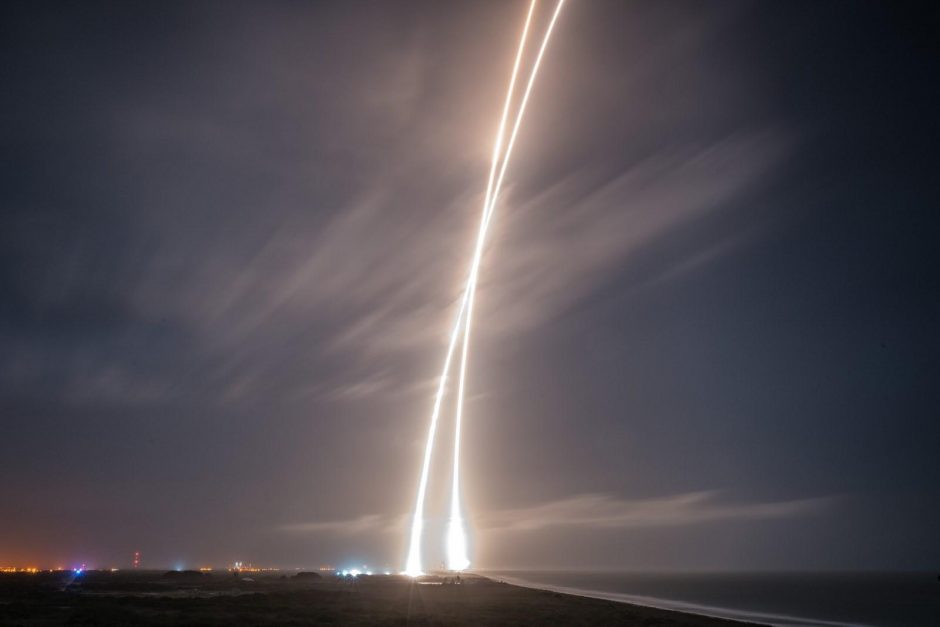 „SpaceX“ pavyko istorinis galingos raketos paleidimas