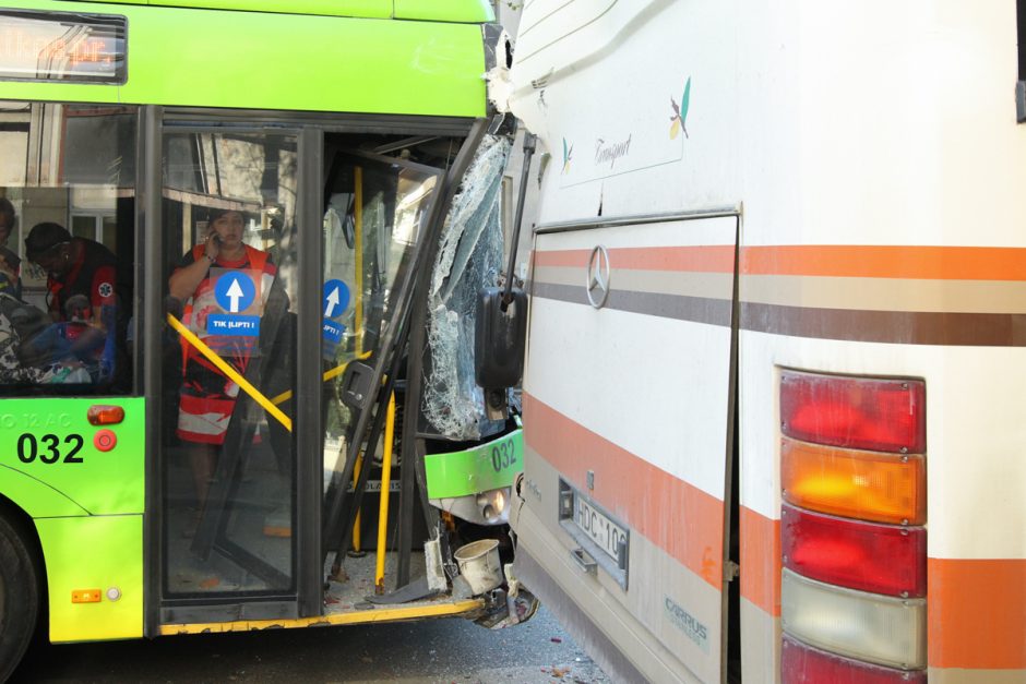 Troleibuso ir autobuso avarijoje – sužaloti keleiviai