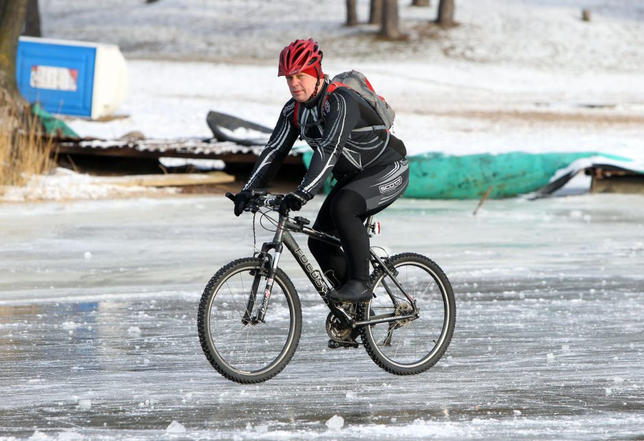 Žiemos pramogos ant ledo – ne tik su pačiūžomis, bet ir dviračiais