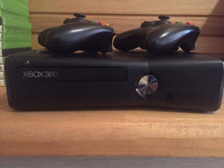 Skelbimas - Xbox 360 250gb su dviem pulteliais ir žaidimais