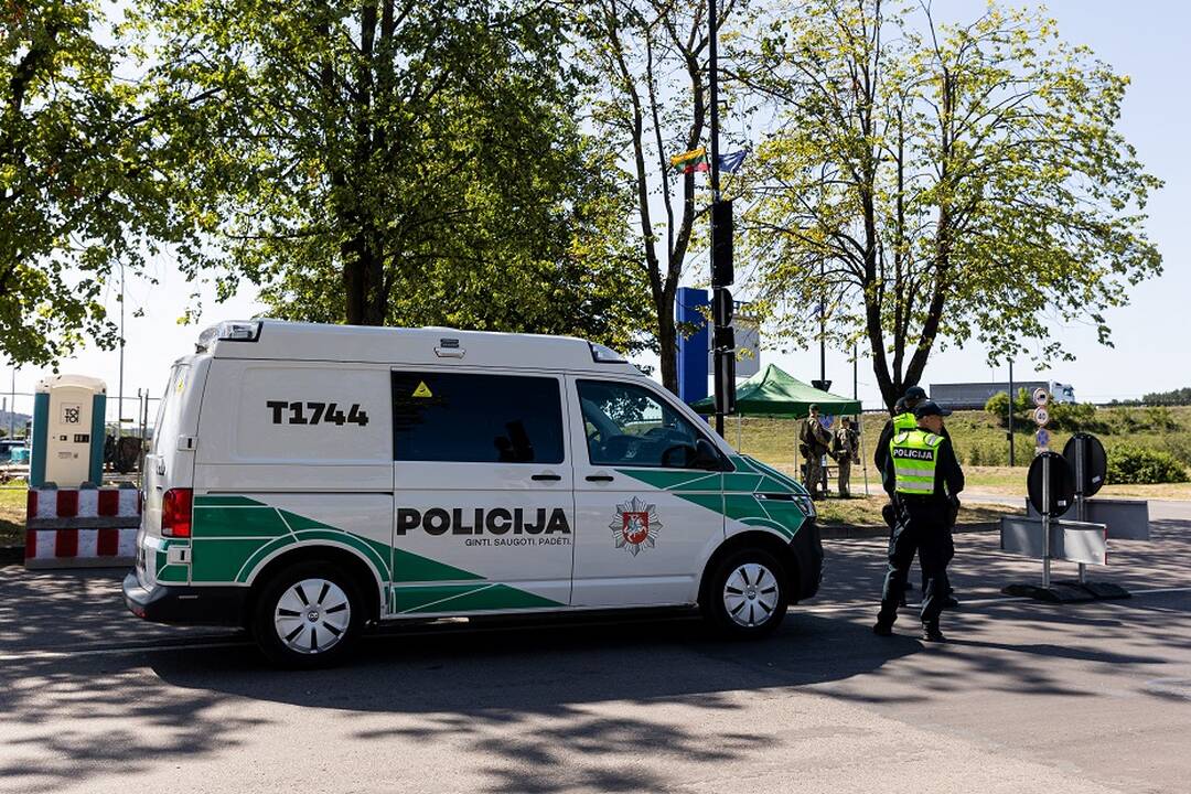 Policijos pareigūnai ir Lietuvos kariuomenės kariai „Litexpo“ prieigose