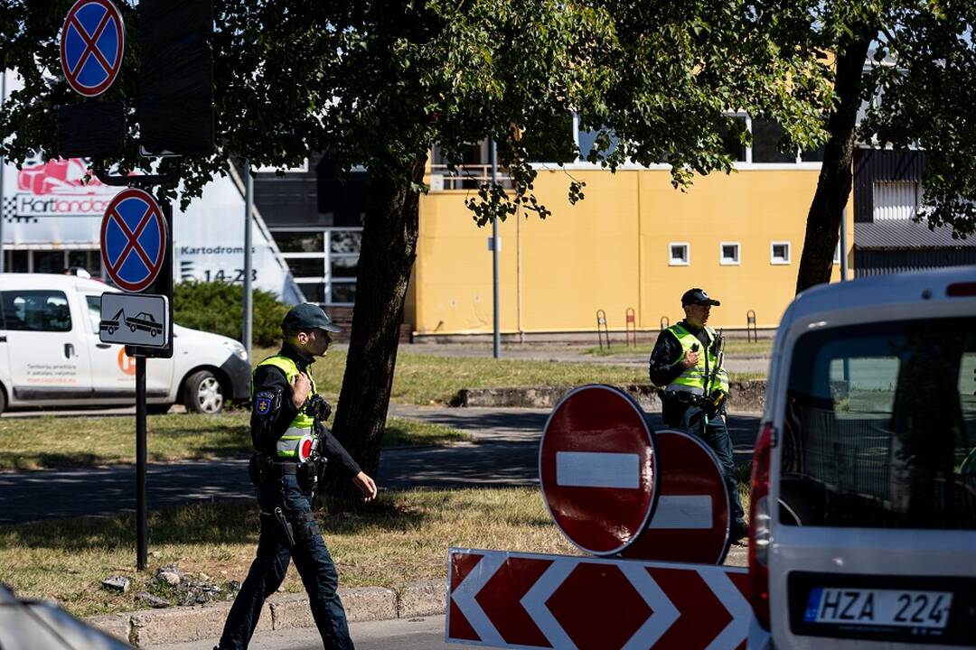 Policijos pareigūnai ir Lietuvos kariuomenės kariai „Litexpo“ prieigose