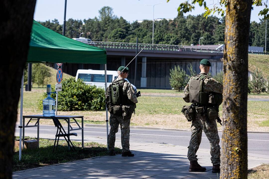 Policijos pareigūnai ir Lietuvos kariuomenės kariai „Litexpo“ prieigose