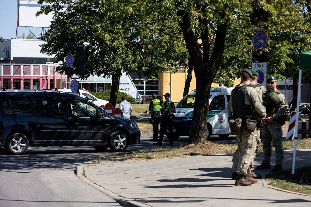 Policijos pareigūnai ir Lietuvos kariuomenės kariai „Litexpo“ prieigose
