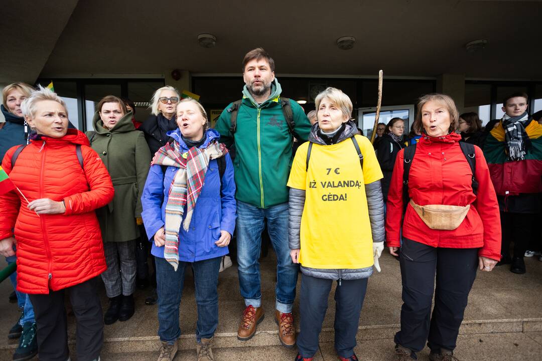 Nuo Klaipėdos į Vilnių žygiuojantys mokytojai pasiekė sostinę