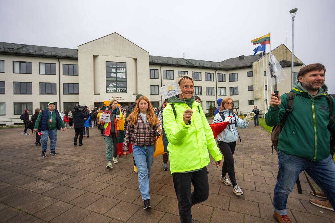 Nuo Klaipėdos į Vilnių žygiuojantys mokytojai pasiekė sostinę