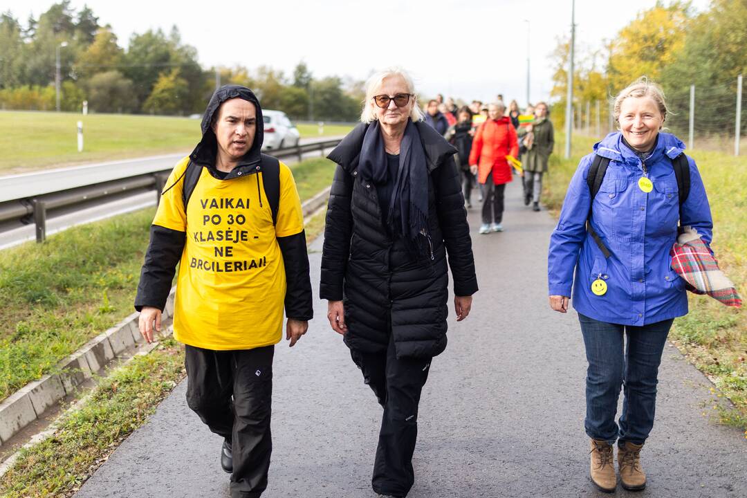 Nuo Klaipėdos į Vilnių žygiuojantys mokytojai pasiekė sostinę