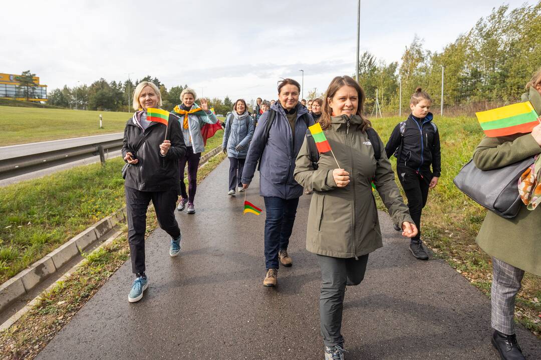 Nuo Klaipėdos į Vilnių žygiuojantys mokytojai pasiekė sostinę