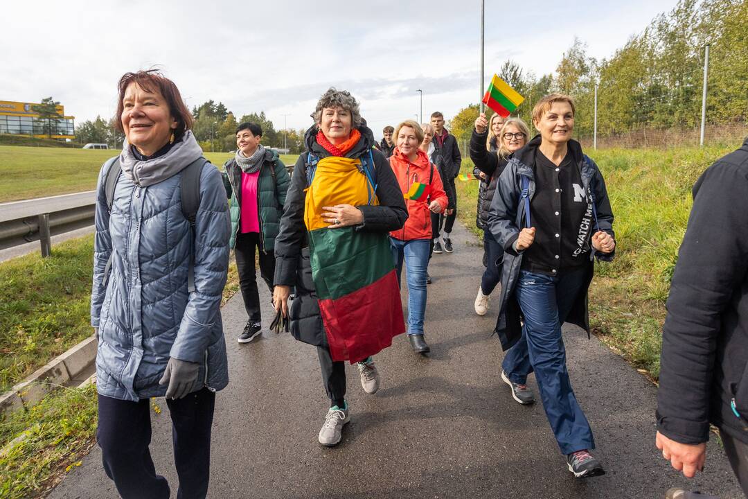 Nuo Klaipėdos į Vilnių žygiuojantys mokytojai pasiekė sostinę
