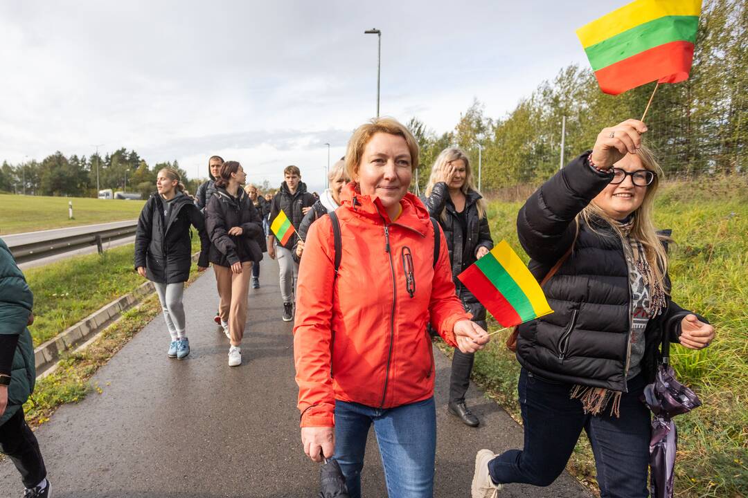 Nuo Klaipėdos į Vilnių žygiuojantys mokytojai pasiekė sostinę