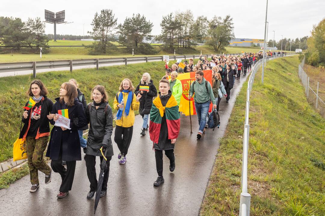 Nuo Klaipėdos į Vilnių žygiuojantys mokytojai pasiekė sostinę