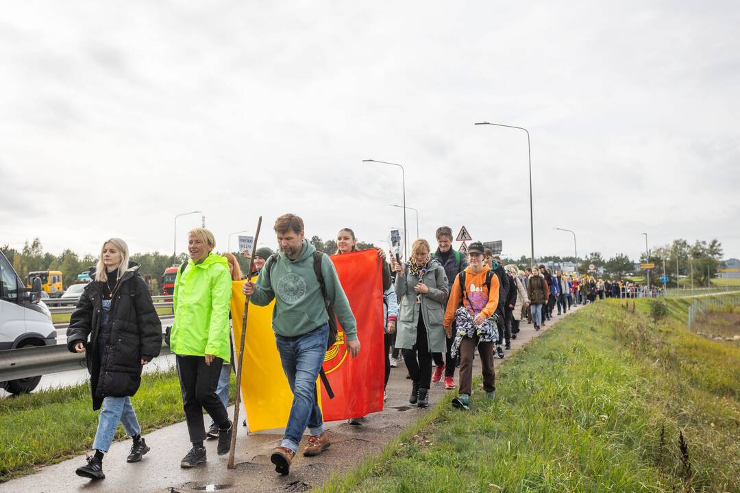 Nuo Klaipėdos į Vilnių žygiuojantys mokytojai pasiekė sostinę