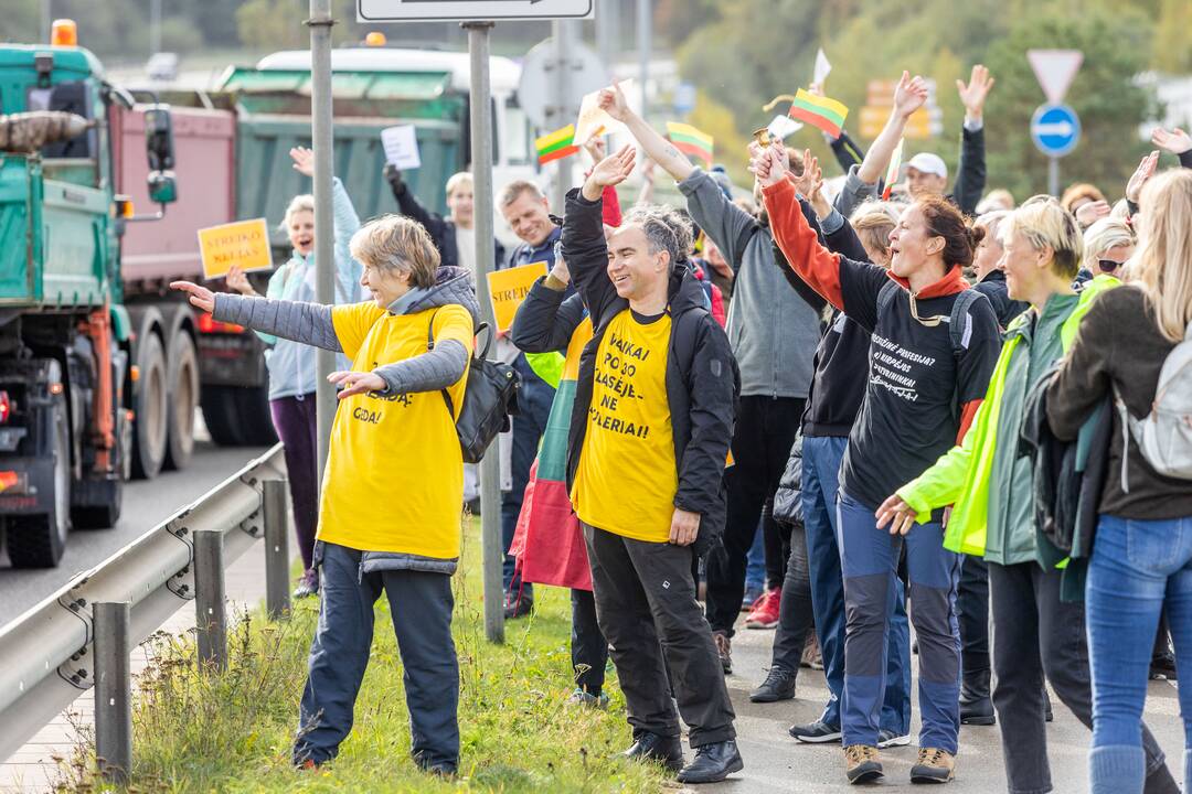 Nuo Klaipėdos į Vilnių žygiuojantys mokytojai pasiekė sostinę