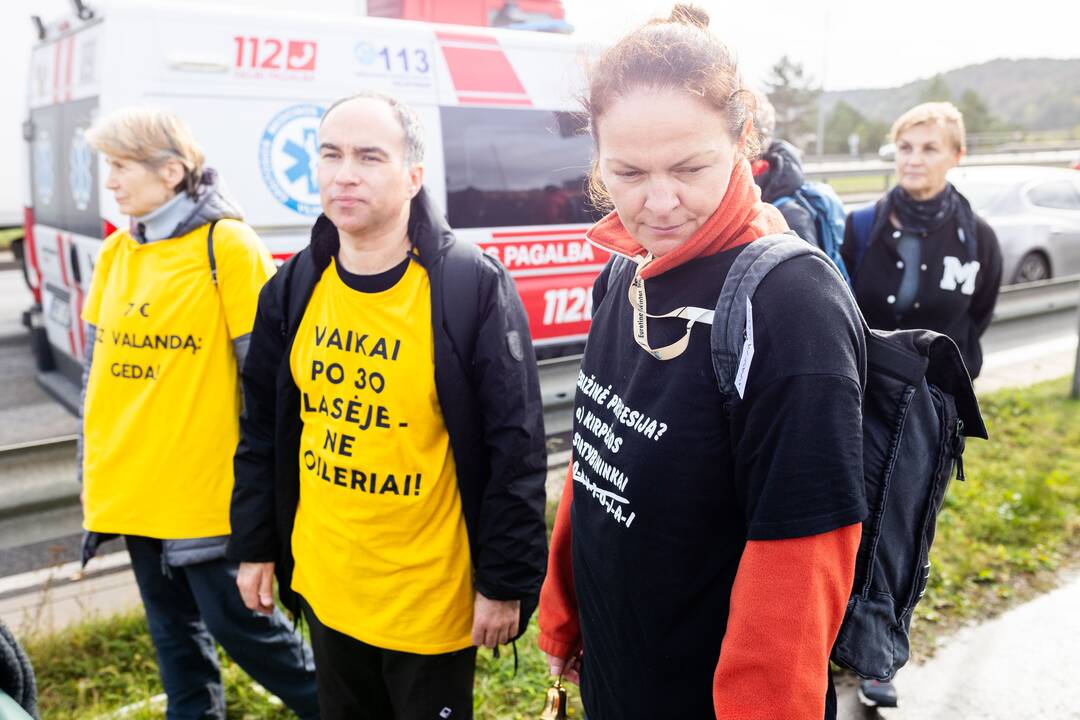Nuo Klaipėdos į Vilnių žygiuojantys mokytojai pasiekė sostinę