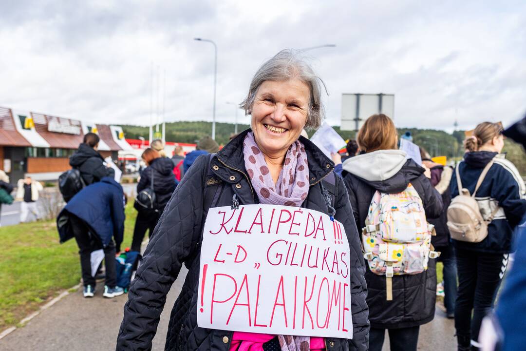 Nuo Klaipėdos į Vilnių žygiuojantys mokytojai pasiekė sostinę