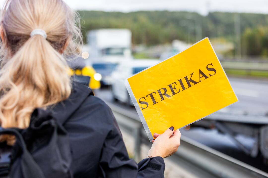 Nuo Klaipėdos į Vilnių žygiuojantys mokytojai pasiekė sostinę