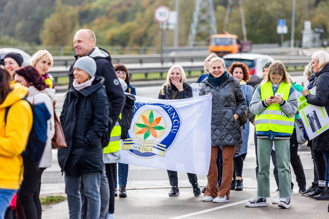 Nuo Klaipėdos į Vilnių žygiuojantys mokytojai pasiekė sostinę