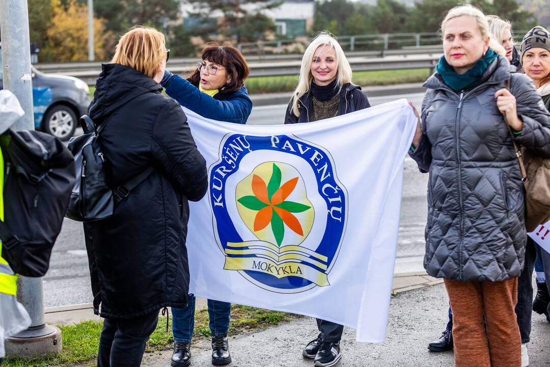 Nuo Klaipėdos į Vilnių žygiuojantys mokytojai pasiekė sostinę