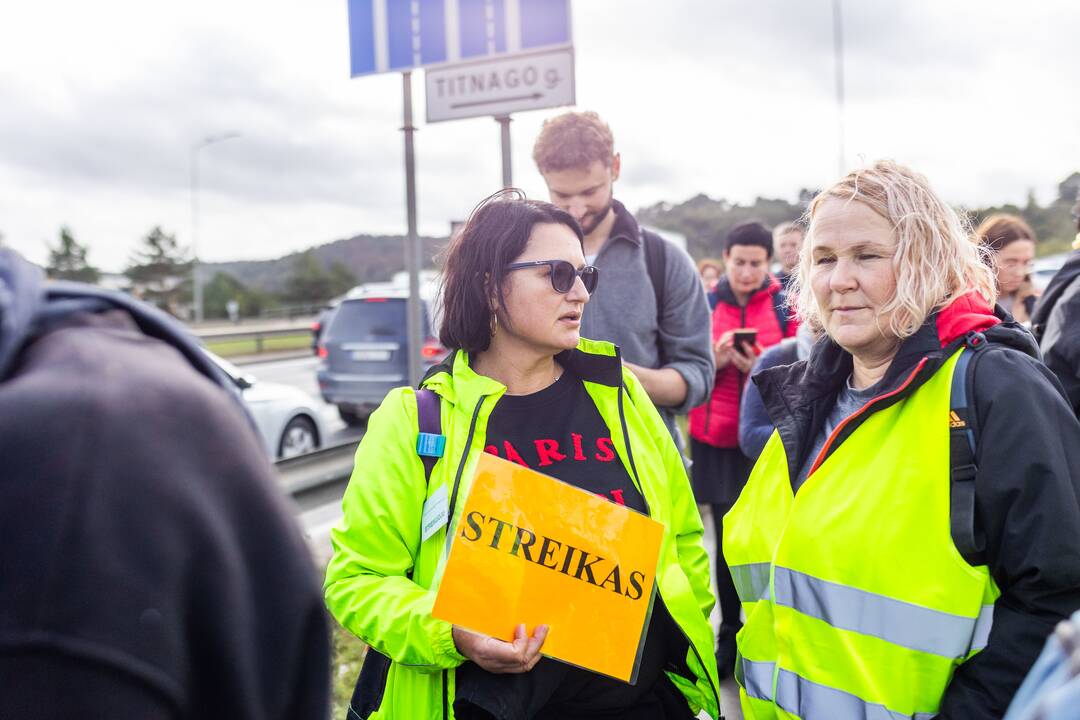 Nuo Klaipėdos į Vilnių žygiuojantys mokytojai pasiekė sostinę