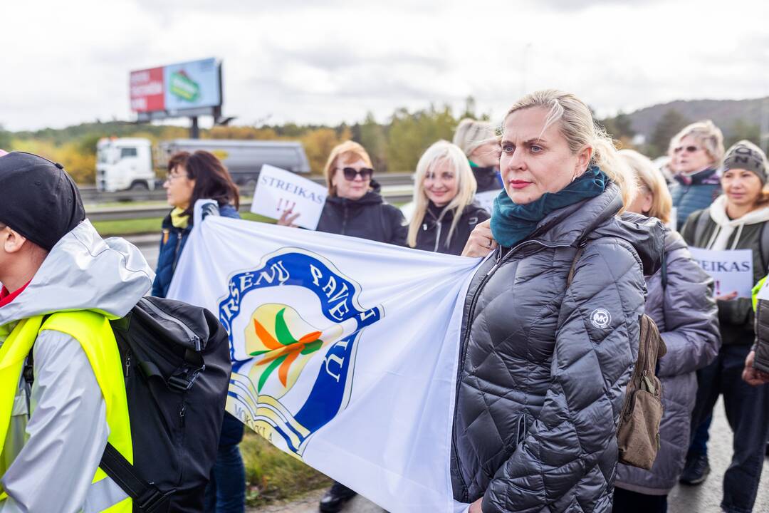 Nuo Klaipėdos į Vilnių žygiuojantys mokytojai pasiekė sostinę