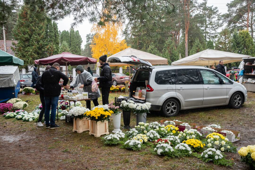 Visų šventųjų dieną kauniečiai plūdo į miesto kapines