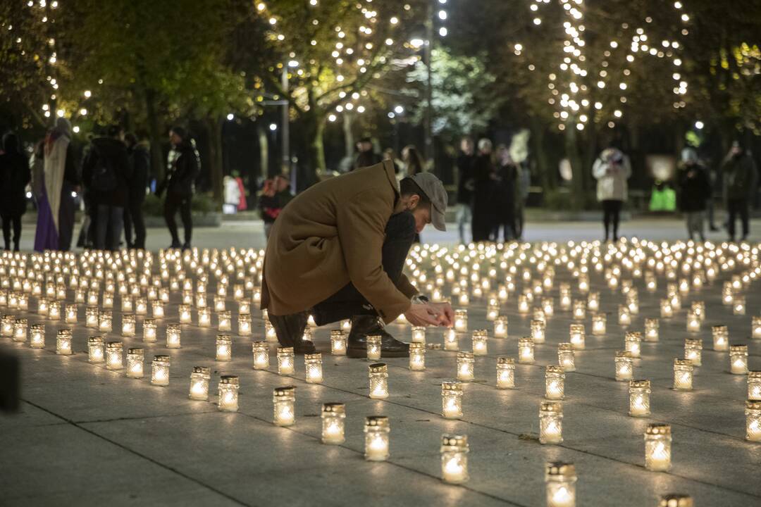 "Hamas" teroro Izraelyje aukoms atminti - 1,4 tūkst. žvakučių