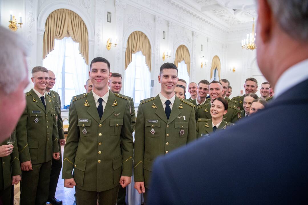 Prezidentas dalyvauja pirmojo karininko laipsnio suteikimo ceremonijoje