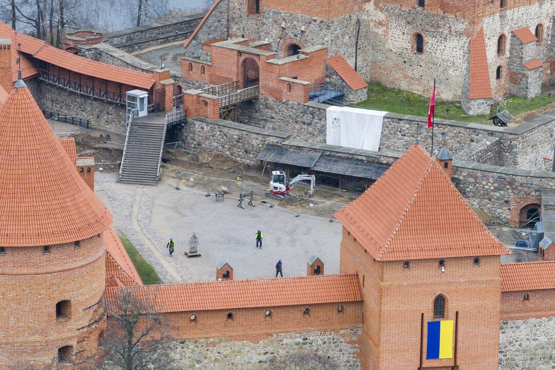 Trakų pilyje rastas į sprogmenį panašus daiktas