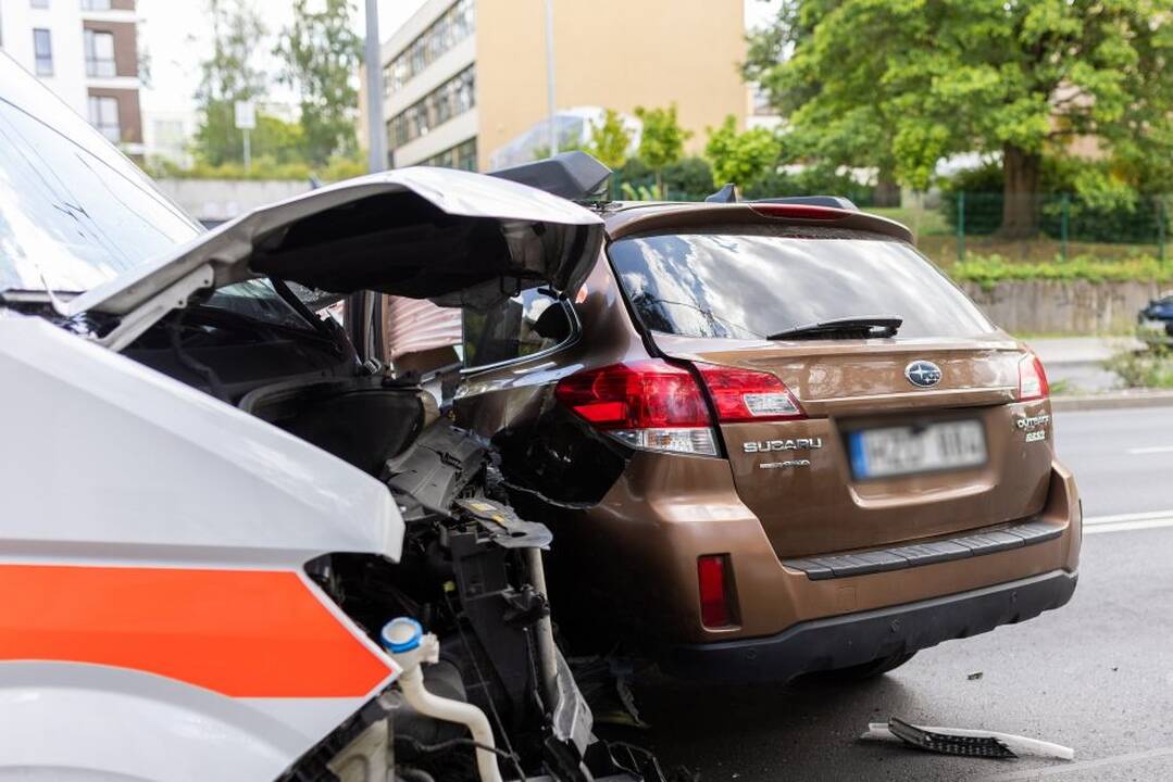 Greitosios pagalbos automobilio ir „Subaru“ avarija Antakalnyje