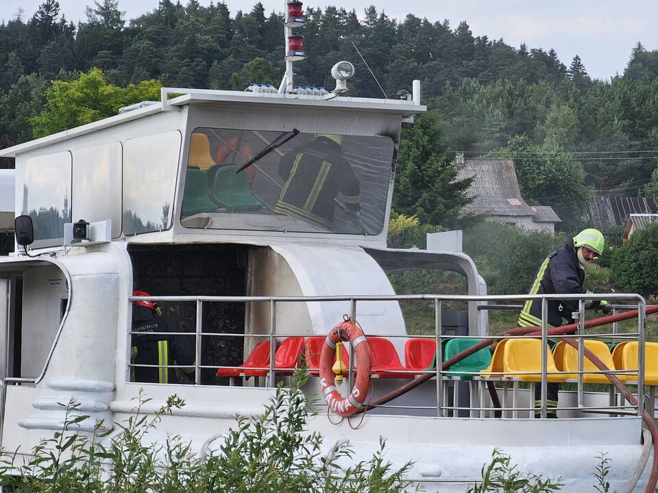 Pakaunėje degė laivas „Žalgiris“