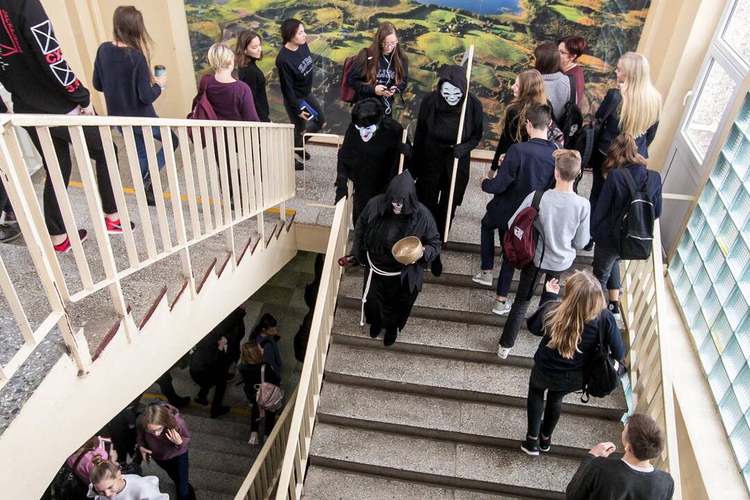 Šilainiuose rūkančius moksleivius gaudė trys giltinės